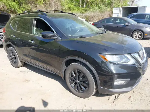 5N1AT2MV4HC827566 2017 NISSAN ROGUE - Image 1