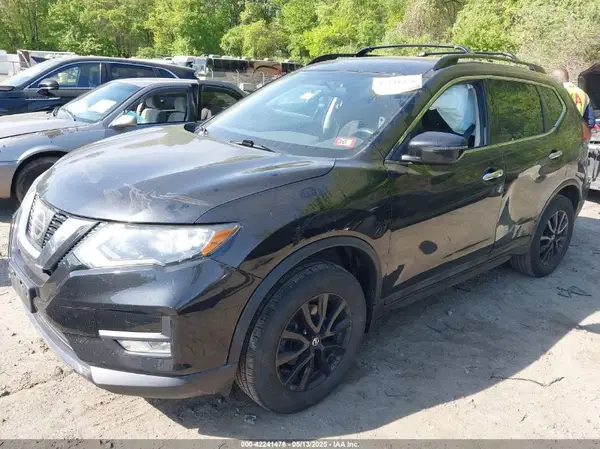 5N1AT2MV4HC827566 2017 NISSAN ROGUE - Image 2