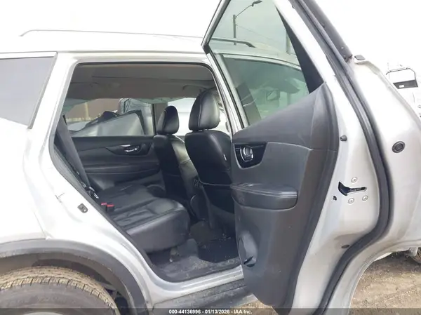 5N1AT2MV4HC827812 2017 NISSAN ROGUE - Image 8