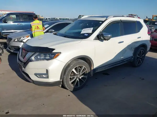 5N1AT2MV4HC852564 2017 NISSAN ROGUE - Image 2
