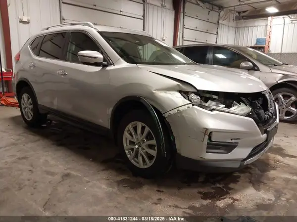 5N1AT2MV4HC877013 2017 NISSAN ROGUE - Image 1