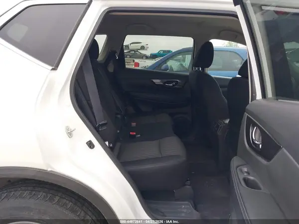 5N1AT2MV4HC880574 2017 NISSAN ROGUE - Image 8