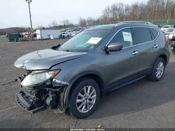 5N1AT2MV4HC887914 2017 NISSAN ROGUE - Image 2