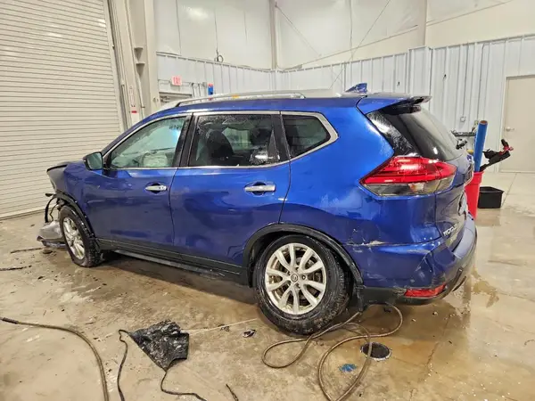 5N1AT2MV4HC889498 2017 NISSAN ROGUE - Image 2