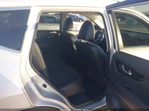 5N1AT2MV4JC731457 2018 NISSAN ROGUE - Image 8