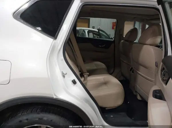 5N1AT2MV5HC743837 2017 NISSAN ROGUE - Image 8