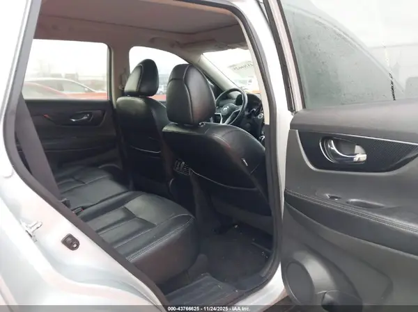 5N1AT2MV5HC756085 2017 NISSAN ROGUE - Image 8