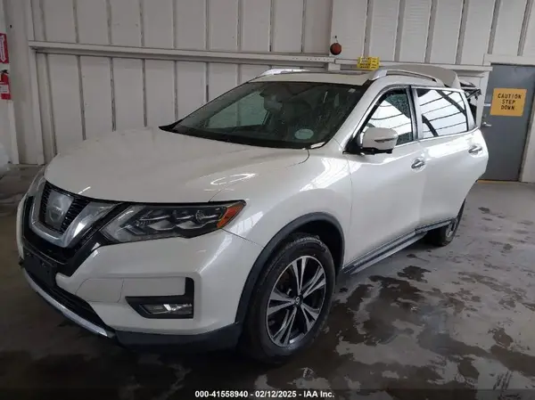 5N1AT2MV5HC849737 2017 NISSAN ROGUE - Image 2