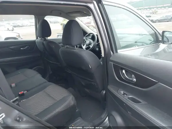 5N1AT2MV5JC770798 2018 NISSAN ROGUE - Image 8