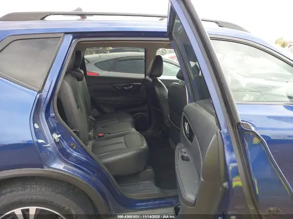 5N1AT2MV7HC810647 2017 NISSAN ROGUE - Image 8