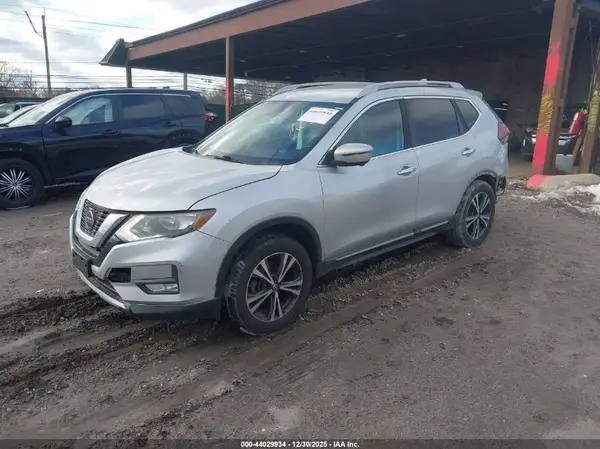 5N1AT2MV7JC745272 2018 NISSAN ROGUE - Image 2