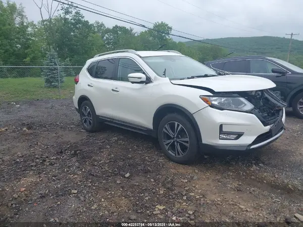 5N1AT2MV8HC771471 2017 NISSAN ROGUE - Image 1