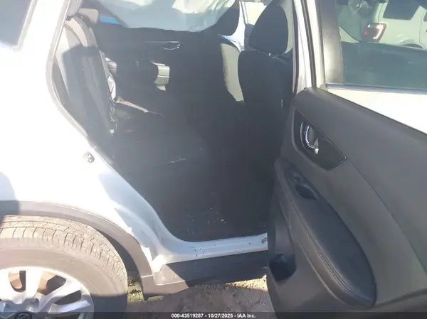 5N1AT2MV8HC780753 2017 NISSAN ROGUE - Image 8