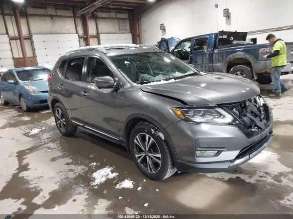 5N1AT2MV8HC791137 2017 NISSAN ROGUE - Image 1