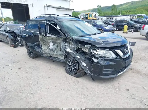 5N1AT2MV8HC814058 2017 NISSAN ROGUE - Image 1