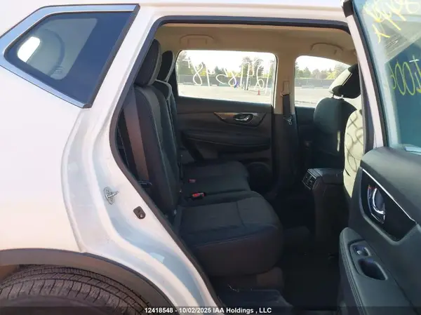 5N1AT2MV8JC740064 2018 NISSAN ROGUE - Image 8