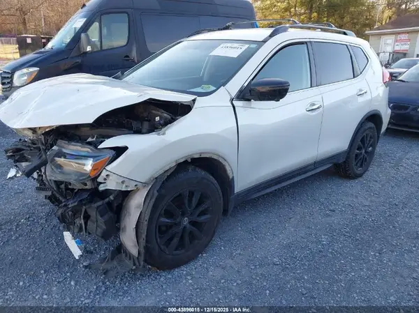 5N1AT2MV8JC752358 2018 NISSAN ROGUE - Image 2