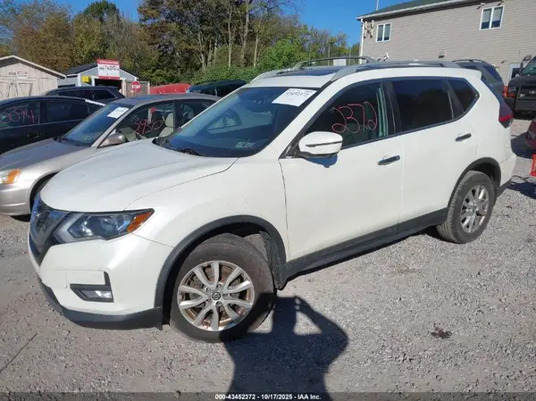 5N1AT2MV9HC755778 2017 NISSAN ROGUE - Image 2