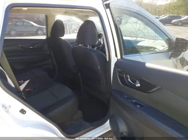 5N1AT2MV9HC755778 2017 NISSAN ROGUE - Image 8
