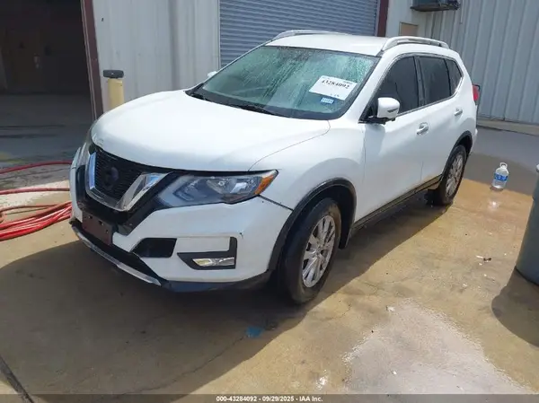 5N1AT2MV9HC800377 2017 NISSAN ROGUE - Image 2