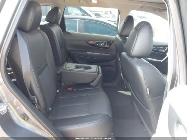 5N1AT2MV9HC870963 2017 NISSAN ROGUE - Image 8