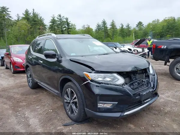 5N1AT2MV9HC878562 2017 NISSAN ROGUE - Image 1