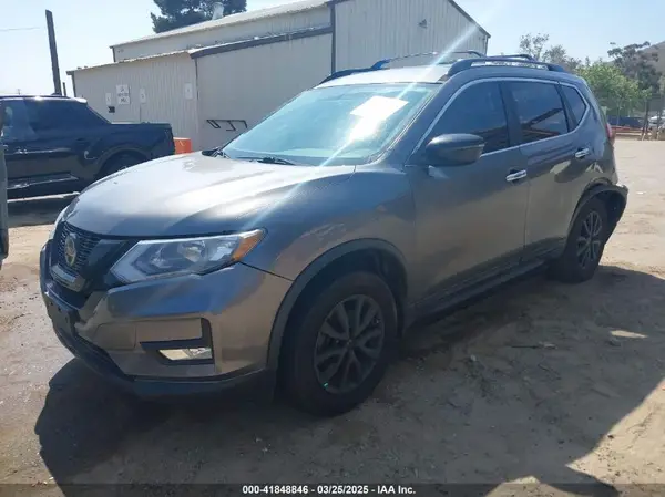 5N1AT2MV9JC828525 2018 NISSAN ROGUE - Image 2