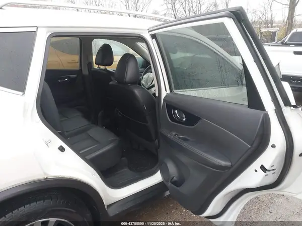 5N1AT2MVXHC833498 2017 NISSAN ROGUE - Image 8