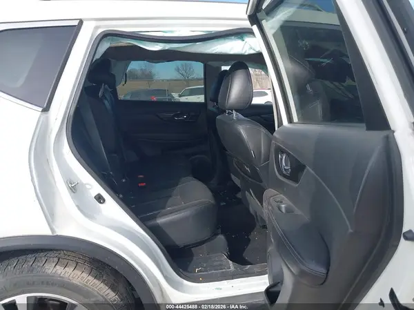 5N1AT2MVXHC871801 2017 NISSAN ROGUE - Image 8