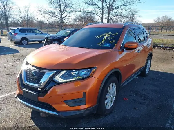 5N1AT2MVXJC810678 2018 NISSAN ROGUE - Image 2