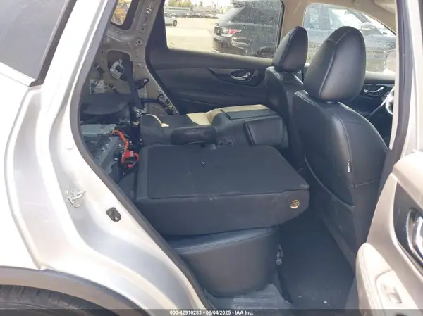 5N1ET2MT8HC827957 2017 NISSAN ROGUE - Image 8