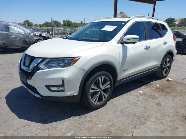 5N1ET2MV2HC768860 2017 NISSAN ROGUE - Image 2