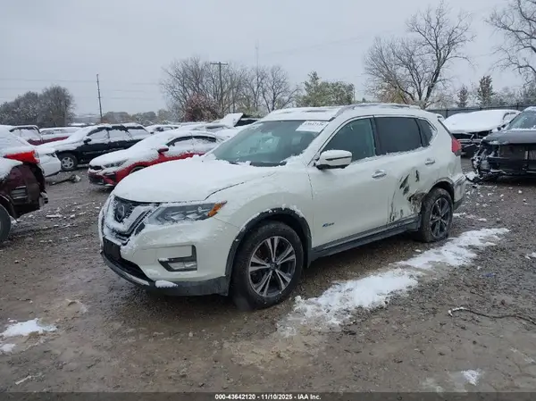 5N1ET2MV5HC769520 2017 NISSAN ROGUE - Image 2