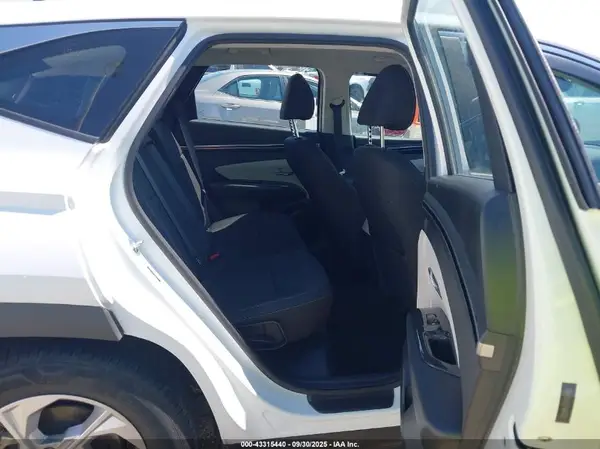 5NMJA3AE7NH061737 2022 HYUNDAI TUCSON - Image 8