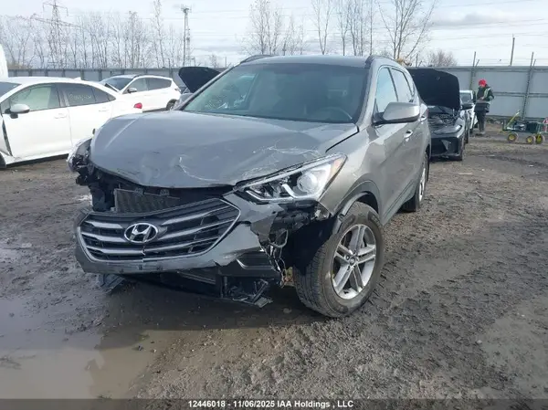 5NMZT3LB5HH037618 2017 HYUNDAI SANTA FE - Image 2