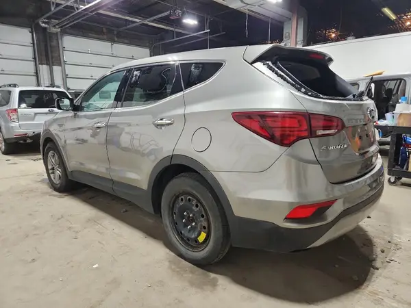 5NMZTDLB2HH001620 2017 HYUNDAI SANTA FE - Image 2