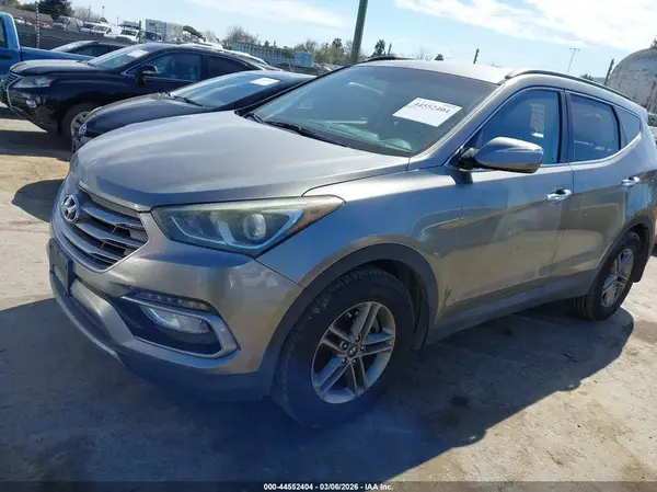 5NMZU3LB3HH015677 2017 HYUNDAI SANTA FE - Image 2