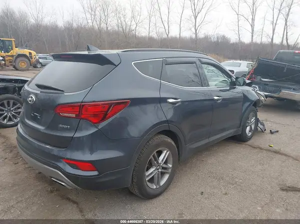 5NMZU3LB8HH009812 2017 HYUNDAI SANTA FE - Image 2