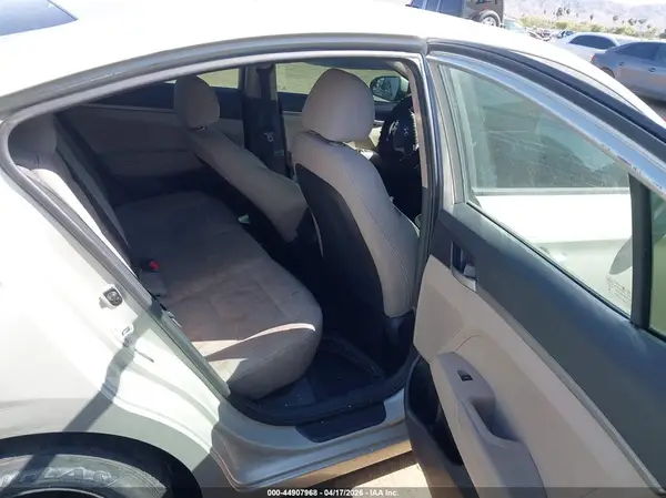 5NPD74LF1HH081710 2017 HYUNDAI ELANTRA - Image 8