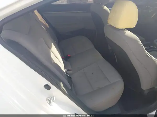 5NPD74LF1HH105200 2017 HYUNDAI ELANTRA - Image 8
