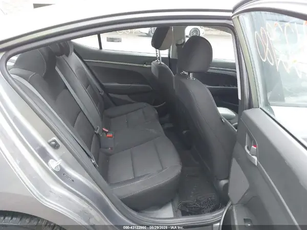 5NPD74LF1JH260822 2018 HYUNDAI ELANTRA - Image 8