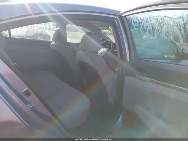 5NPD74LF2HH102418 2017 HYUNDAI ELANTRA - Image 8