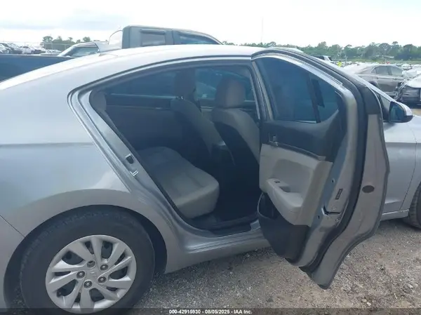 5NPD74LF3HH199760 2017 HYUNDAI ELANTRA - Image 8