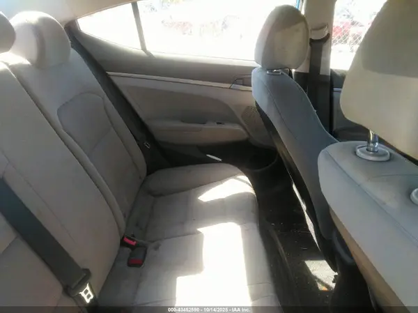 5NPD74LF5JH323078 2018 HYUNDAI ELANTRA - Image 8