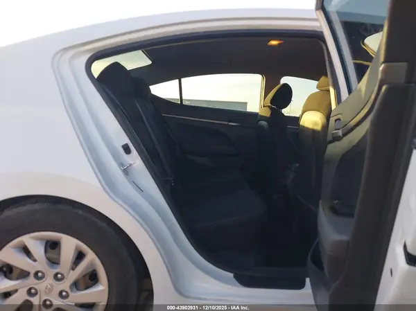 5NPD74LF5JH385998 2018 HYUNDAI ELANTRA - Image 8
