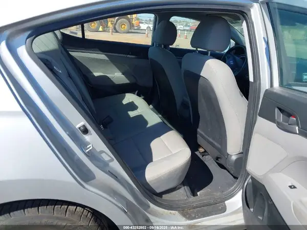 5NPD74LF6HH164632 2017 HYUNDAI ELANTRA - Image 8