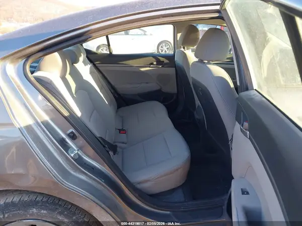 5NPD74LF6JH284517 2018 HYUNDAI ELANTRA - Image 8