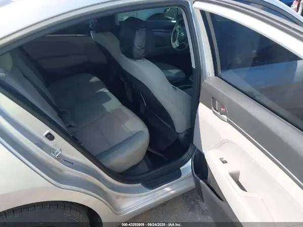 5NPD74LF7HH067844 2017 HYUNDAI ELANTRA - Image 8