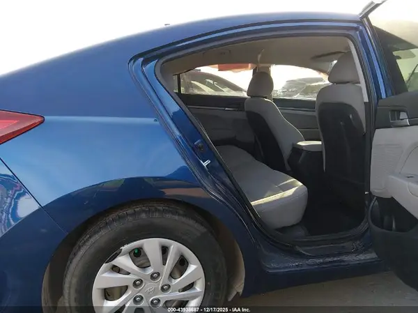 5NPD74LF7HH160122 2017 HYUNDAI ELANTRA - Image 8