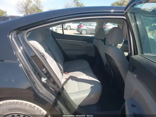 5NPD74LF7JH277088 2018 HYUNDAI ELANTRA - Image 8